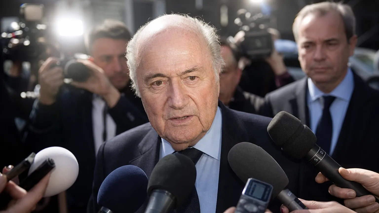 Sepp Blatter tijdens een gespannen persmoment rond FIFA en het WK