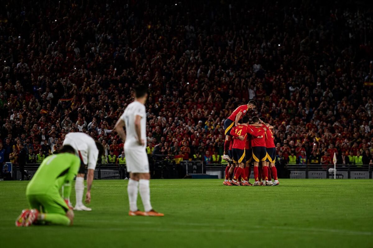 Spaanse spelers vieren vanop afstand een late treffer in een knock-outwedstrijd tegen Portugal.