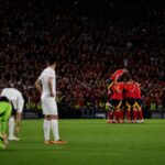 Spaanse spelers vieren vanop afstand een late treffer in een knock-outwedstrijd tegen Portugal.