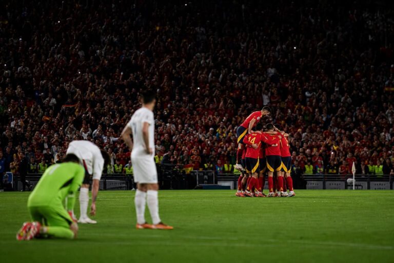 Spaanse spelers vieren vanop afstand een late treffer in een knock-outwedstrijd tegen Portugal.