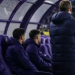 Sfeerbeeld van transferdruk rond de spelersbank bij RSC Anderlecht zonder herkenbare gezichten