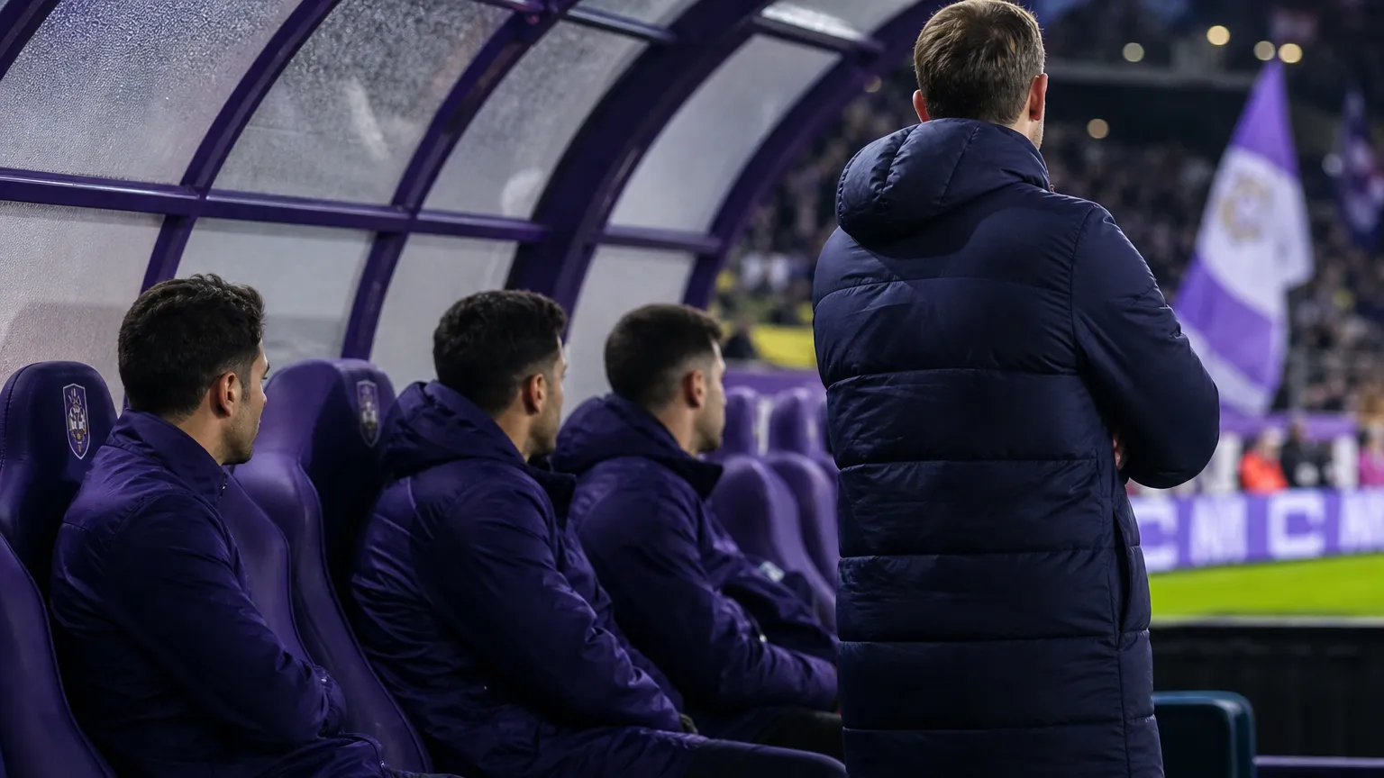 Sfeerbeeld van transferdruk rond de spelersbank bij RSC Anderlecht zonder herkenbare gezichten