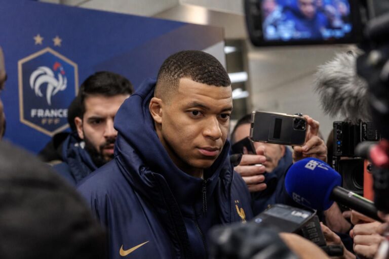 Kylian Mbappé in een gespannen Franse voetbalcontext na de racismerel rond Paraguay-Frankrijk