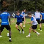 Jonge spelers van Club Brugge tijdens een groepstraining op het oefenveld