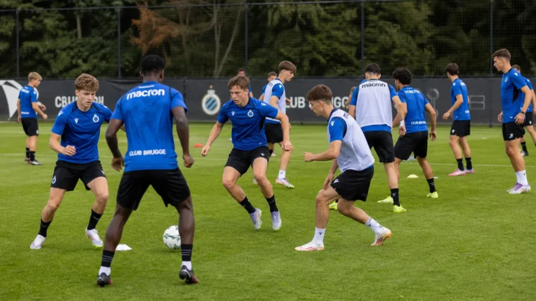 Jonge spelers van Club Brugge tijdens een groepstraining op het oefenveld