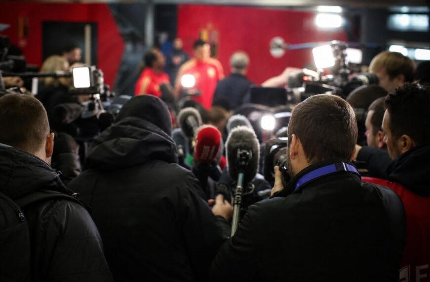 Persmoment met camera's en Belgische WK-spanning rond het Balogun-dossier