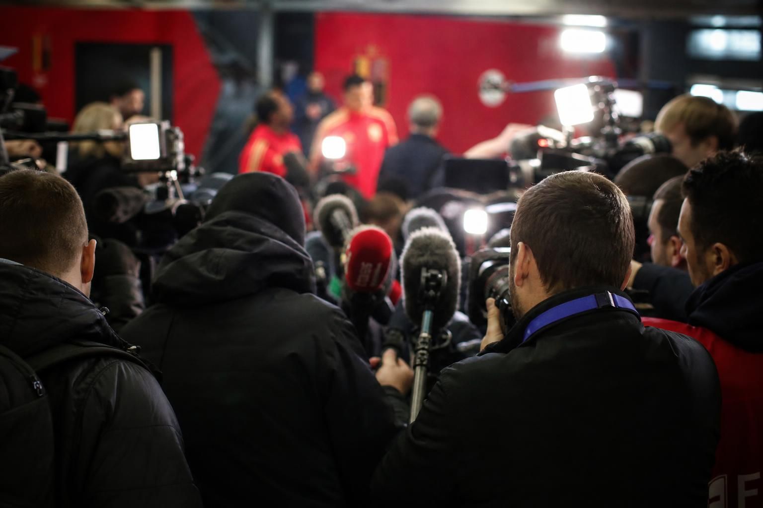 Persmoment met camera's en Belgische WK-spanning rond het Balogun-dossier