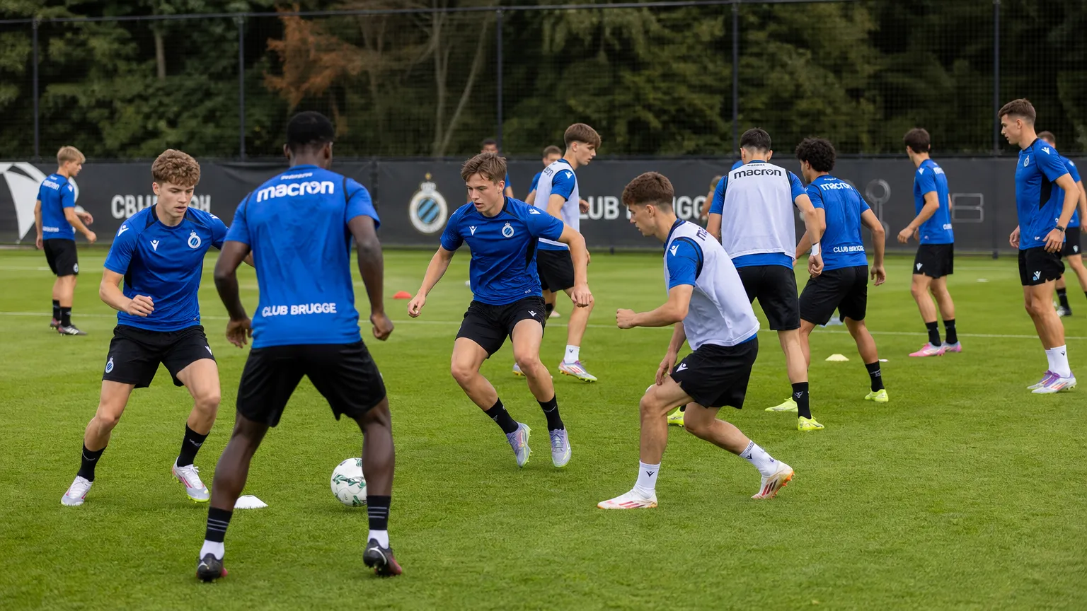 Jonge spelers van Club Brugge tijdens een groepstraining op het oefenveld