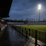 Gespannen stadionomgeving rond RWDM Brussels tijdens de financiële crisis