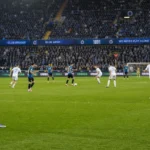 Spelers van Club Brugge tijdens een wedstrijd in een gevuld stadion
