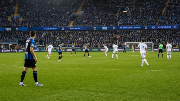Spelers van Club Brugge tijdens een wedstrijd in een gevuld stadion