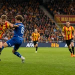 Brede wedstrijdactie van KV Mechelen met niet-herkenbare spelers in het thuisstadion