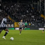 Brede wedstrijdscène met Sporting Charleroi in het actuele thuistenue