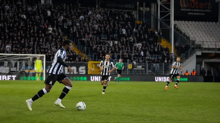 Brede wedstrijdscène met Sporting Charleroi in het actuele thuistenue