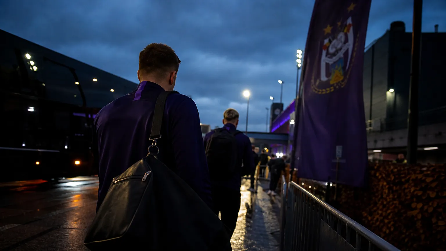 Transfercontext rond RSC Anderlecht en La Louvière zonder herkenbare gezichten.