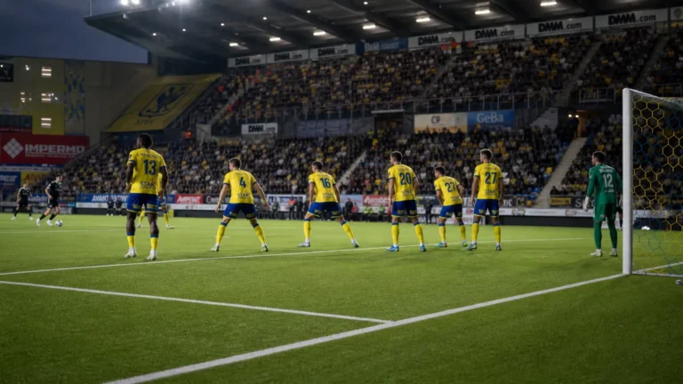 Spelers van STVV vormen een defensief blok tijdens een wedstrijd in hun stadion