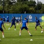 Brede opname van de trainingsgroep van KAA Gent op het oefenveld.