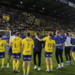 Spelers van SK Beveren vieren samen de promotie op de Freethiel