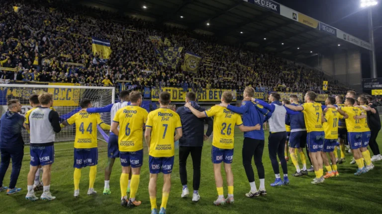 Spelers van SK Beveren vieren samen de promotie op de Freethiel
