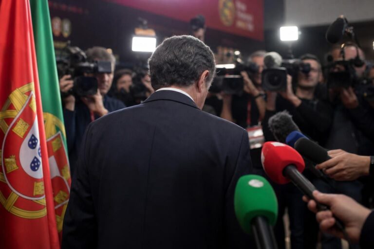 Gespannen persmoment rond Roberto Martinez na de WK-uitschakeling van Portugal