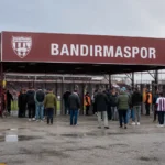 Supporters en clubmedewerkers bij de stadioningang van Bandirmaspor