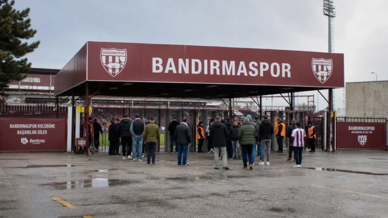 Supporters en clubmedewerkers bij de stadioningang van Bandirmaspor