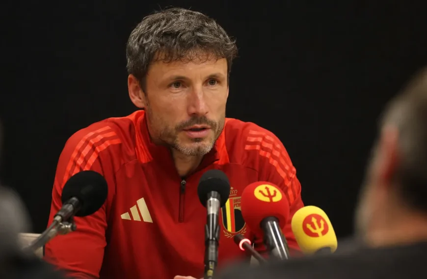Mark van Bommel tijdens een persmoment als bondscoach van de Rode Duivels