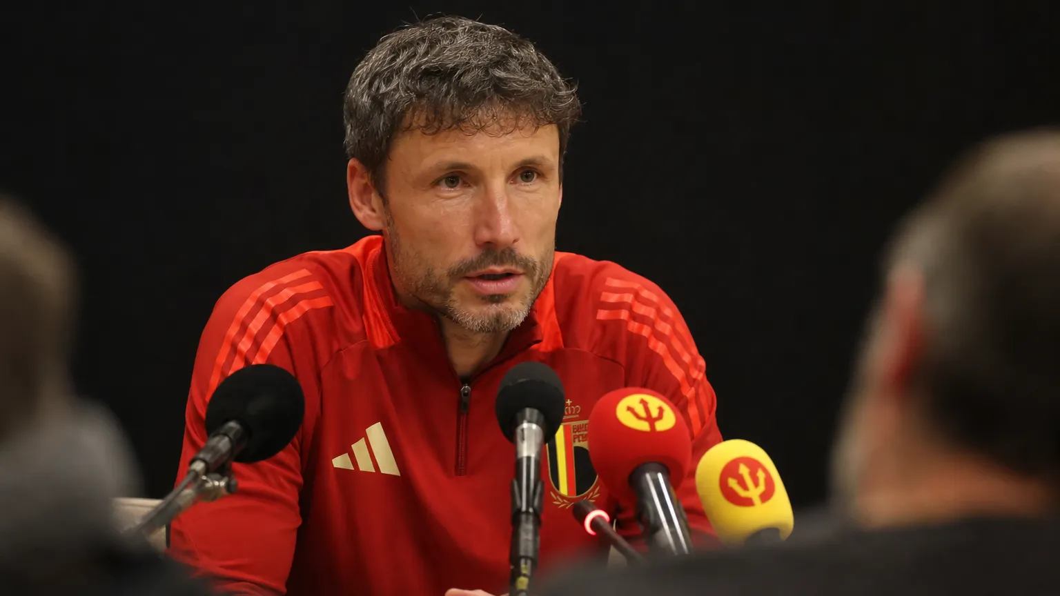 Mark van Bommel tijdens een persmoment als bondscoach van de Rode Duivels