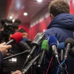 Persmoment rond een gevoelig transferdossier tussen Atlético Madrid en FC Barcelona