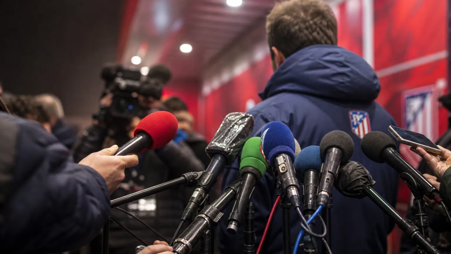Persmoment rond een gevoelig transferdossier tussen Atlético Madrid en FC Barcelona