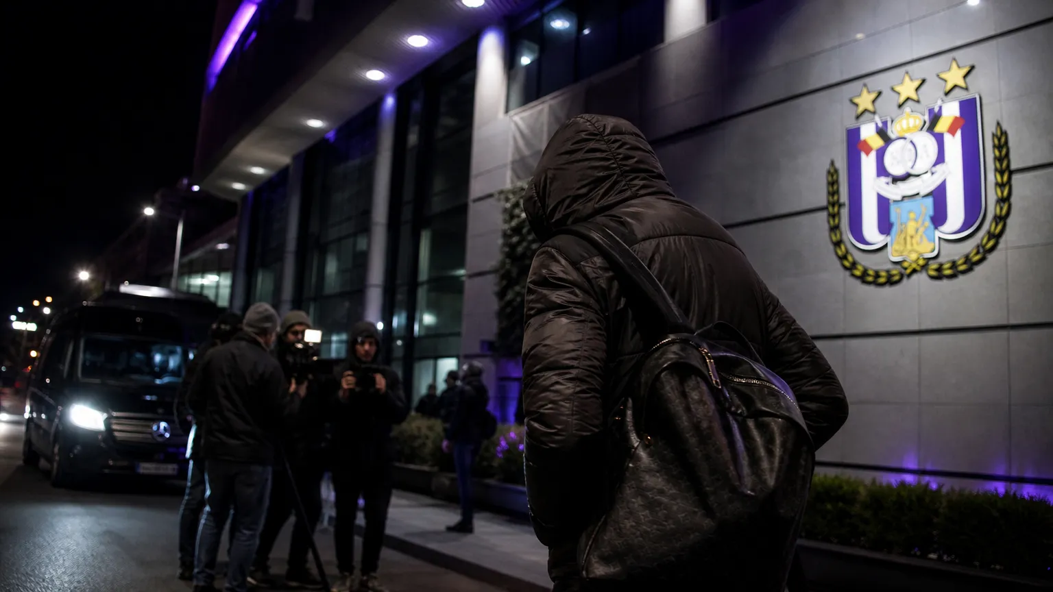 Transfercontext rond RSC Anderlecht met stadionomgeving en paarse clubkleuren