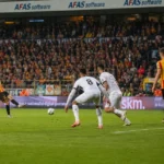 Spelers van KV Mechelen in geel-rood tijdens een wedstrijd Achter de Kazerne
