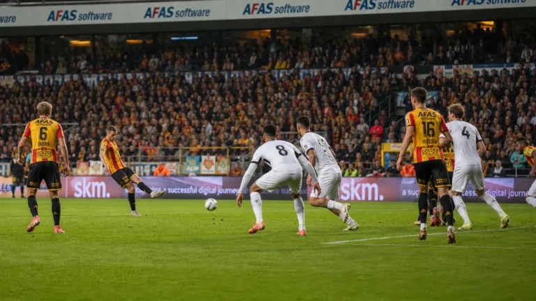 Spelers van KV Mechelen in geel-rood tijdens een wedstrijd Achter de Kazerne