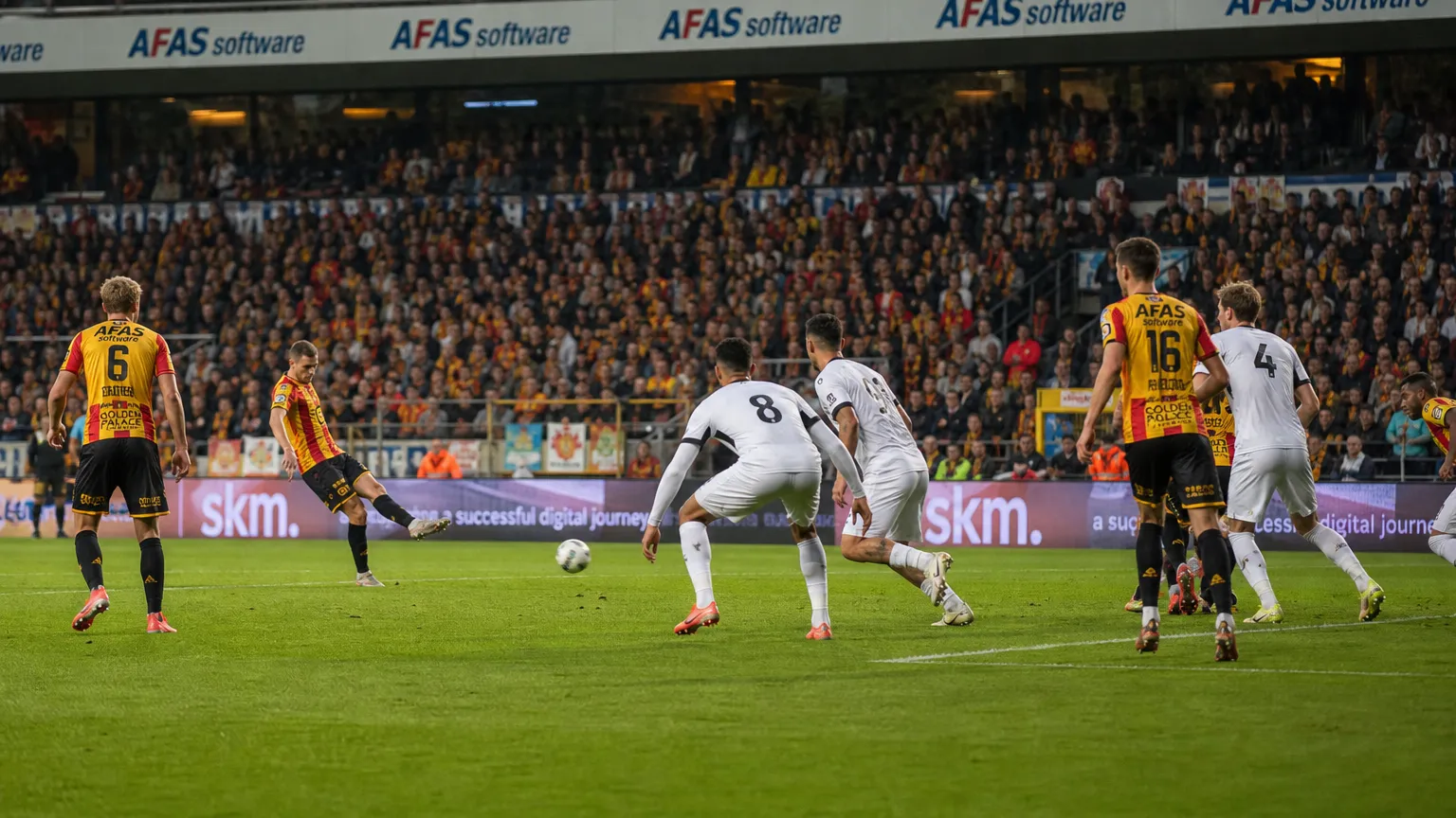 Spelers van KV Mechelen in geel-rood tijdens een wedstrijd Achter de Kazerne