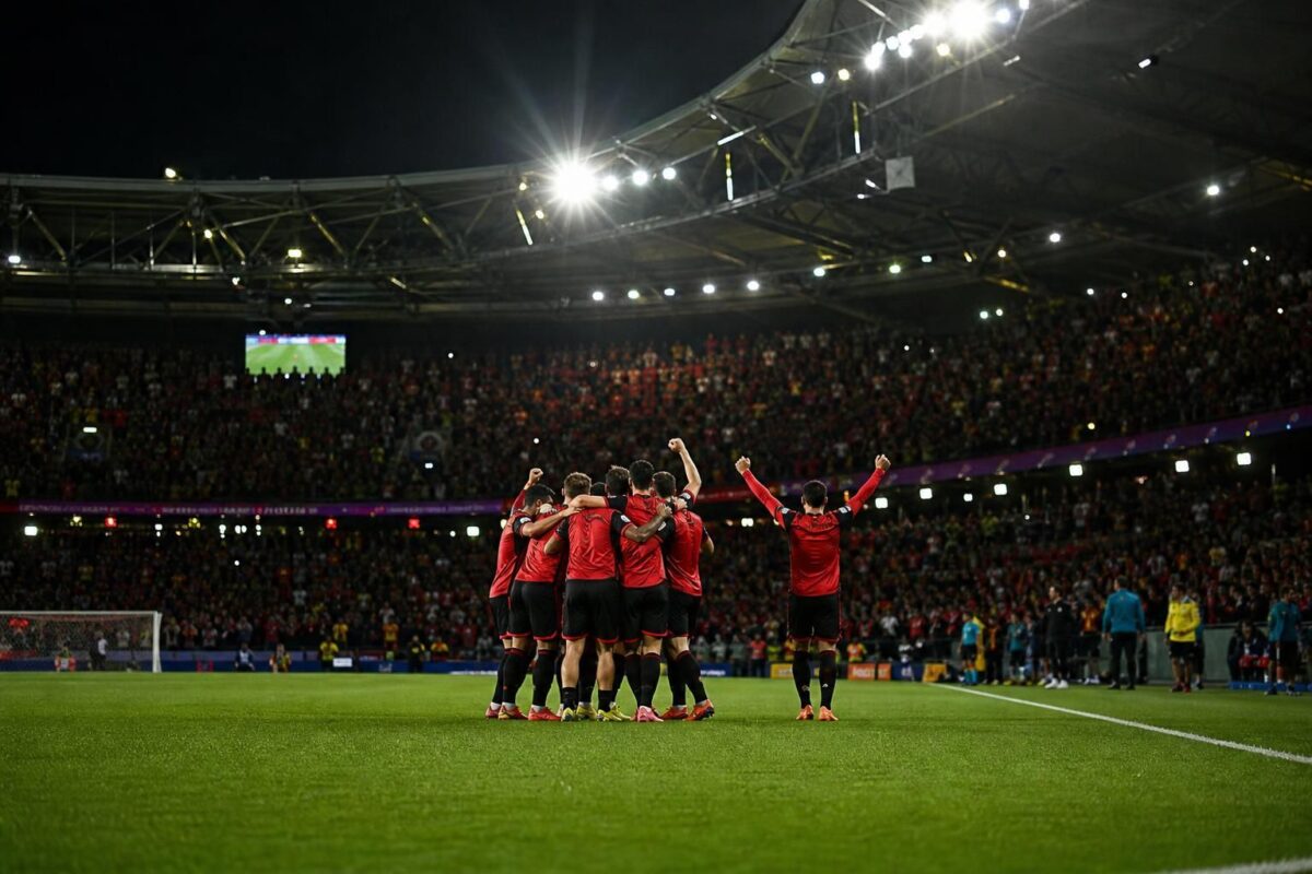 Rode Duivels vieren een doelpunt in een WK-stadion zonder herkenbare gezichten.