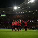 Rode Duivels vieren een doelpunt in een WK-stadion zonder herkenbare gezichten.