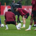 Tense trainingsmoment bij Zwitserland in aanloop naar de WK-wedstrijd tegen Colombia zonder herkenbare gezichten