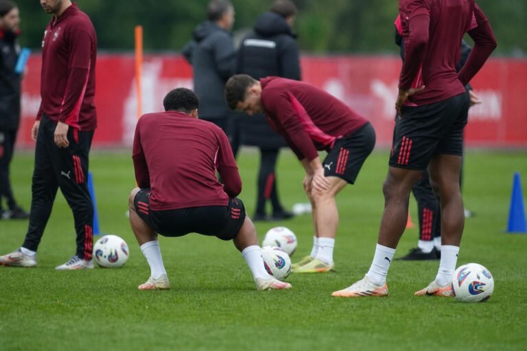 Tense trainingsmoment bij Zwitserland in aanloop naar de WK-wedstrijd tegen Colombia zonder herkenbare gezichten