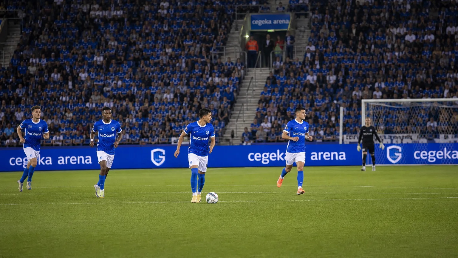 Brede wedstrijdscène van KRC Genk in de Cegeka Arena