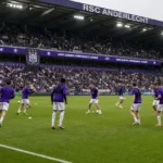 Spelers van RSC Anderlecht warmen in groep op in hun thuisstadion