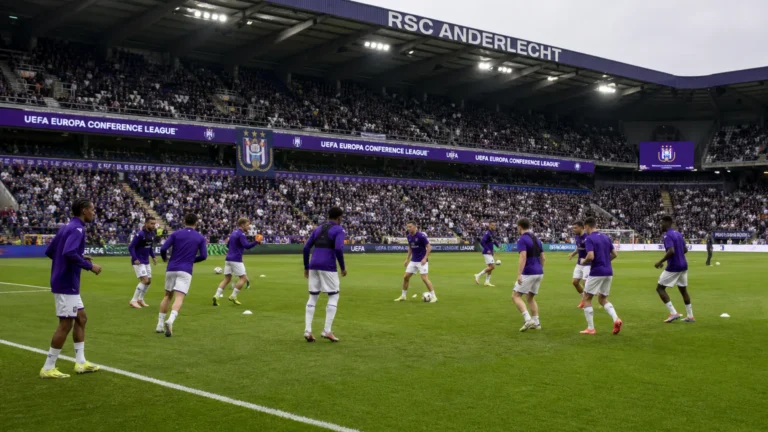 Spelers van RSC Anderlecht warmen in groep op in hun thuisstadion