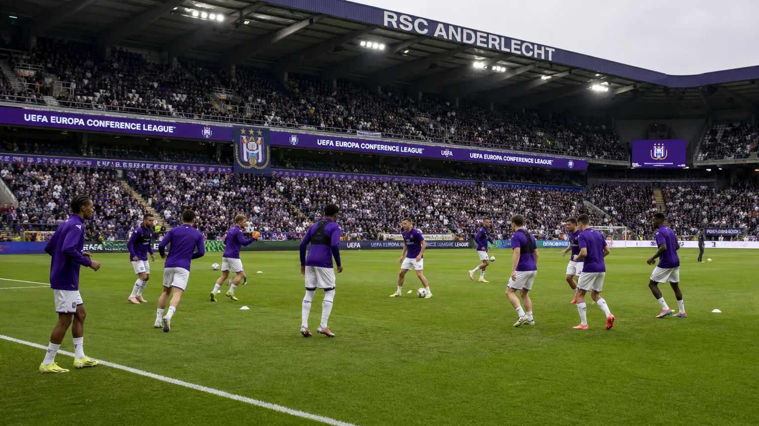 Spelers van RSC Anderlecht warmen in groep op in hun thuisstadion
