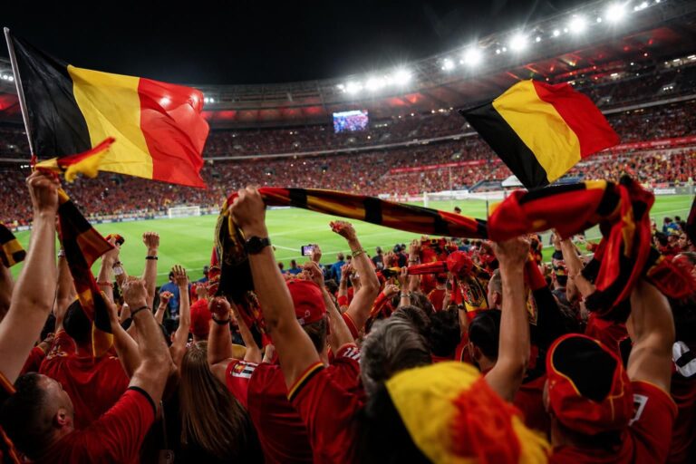 Belgische supporters vieren de zege van de Rode Duivels richting kwartfinale tegen Spanje