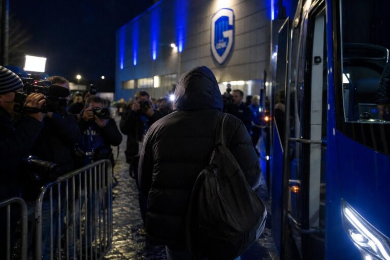 Transfercontext rond Konstantinos Karetsas bij KRC Genk met gespannen stadionsfeer