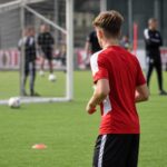 Jonge spelers van Royal Antwerp FC tijdens een voorbereidingsmoment zonder herkenbare gezichten