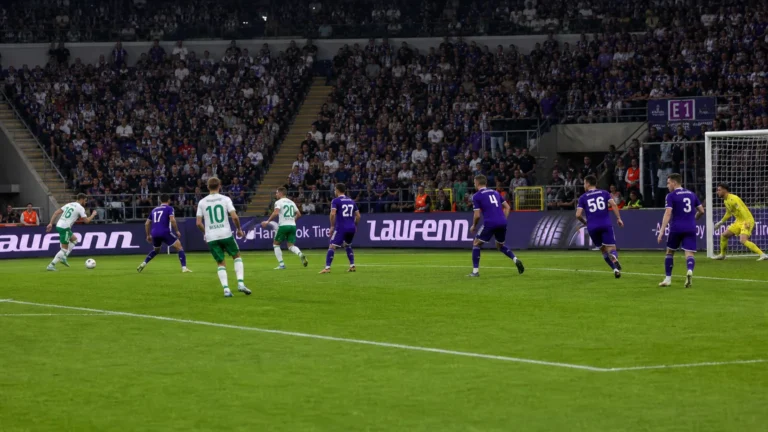 Anderlecht en Hammarby in actie tijdens hun Europese wedstrijd