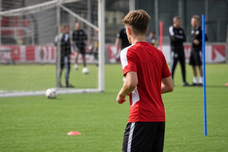 Jonge spelers van Royal Antwerp FC tijdens een voorbereidingsmoment zonder herkenbare gezichten