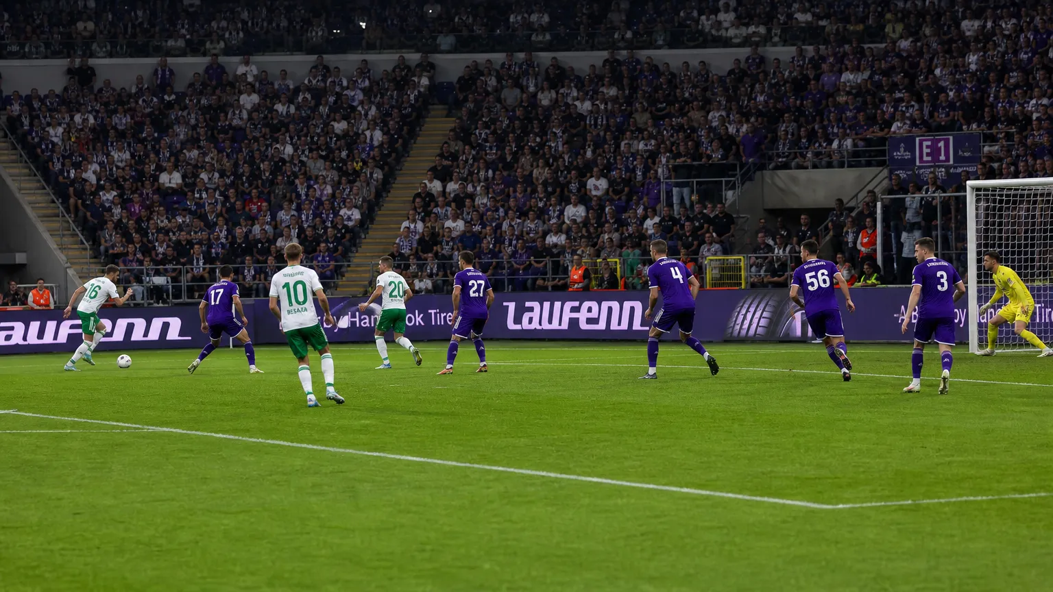 Anderlecht en Hammarby in actie tijdens hun Europese wedstrijd
