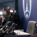 Persmoment bij Paris FC rond de aanstelling van een nieuwe trainer