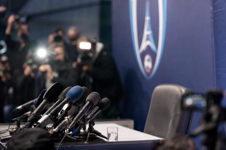 Persmoment bij Paris FC rond de aanstelling van een nieuwe trainer